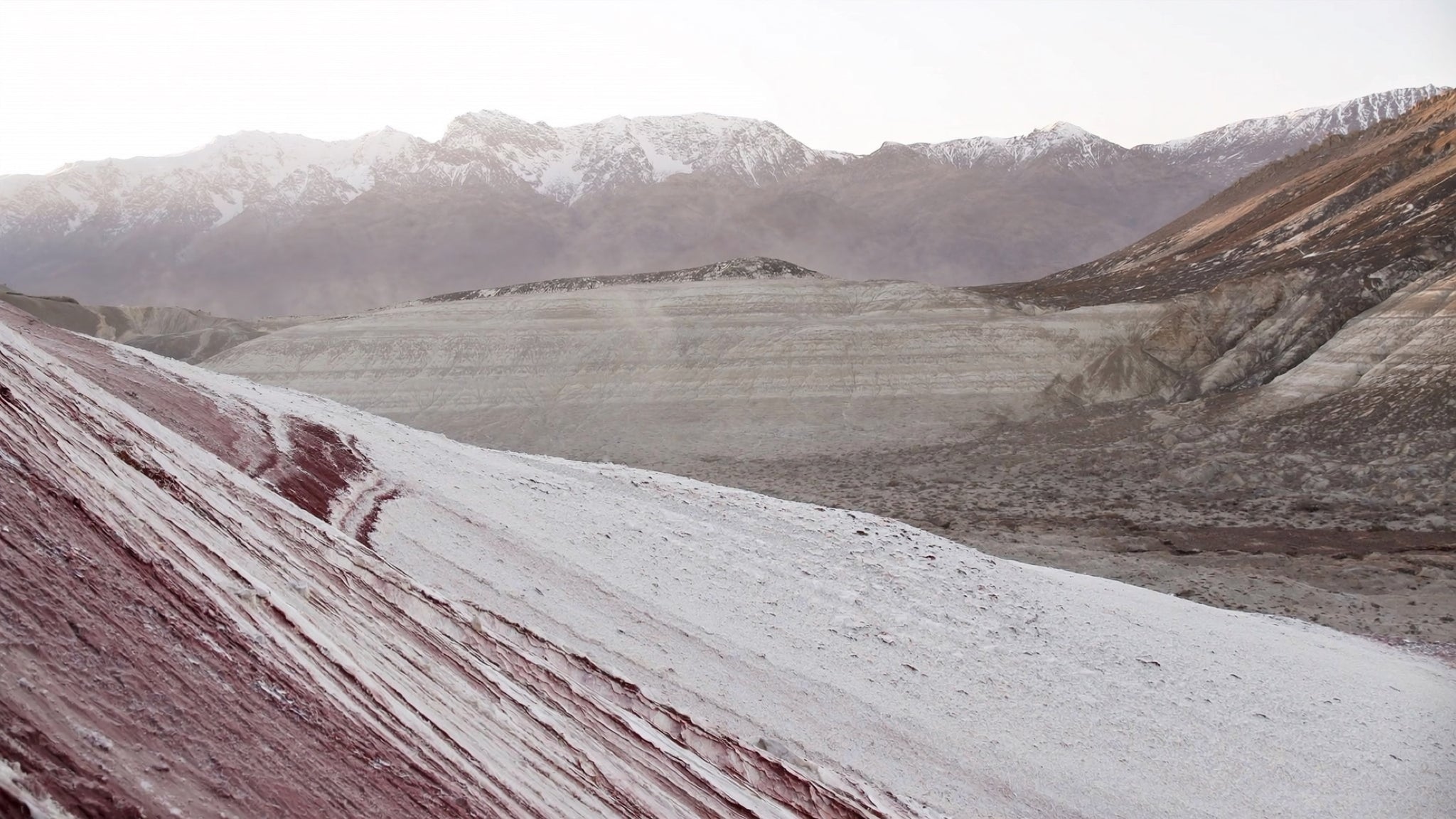 Mineralische Landschaft vor dem Himalaya