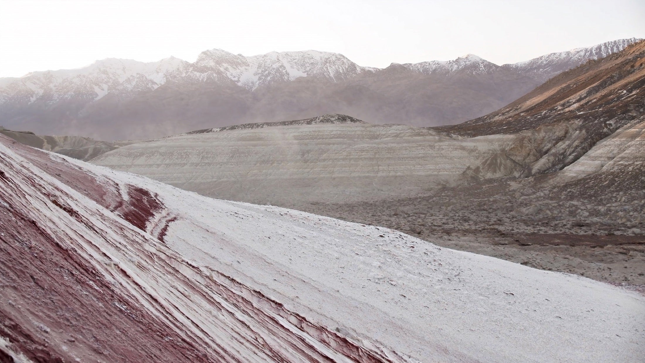 Mineralische Landschaft als Symbol für die Herkunft der Himalaya-Mineralsalze