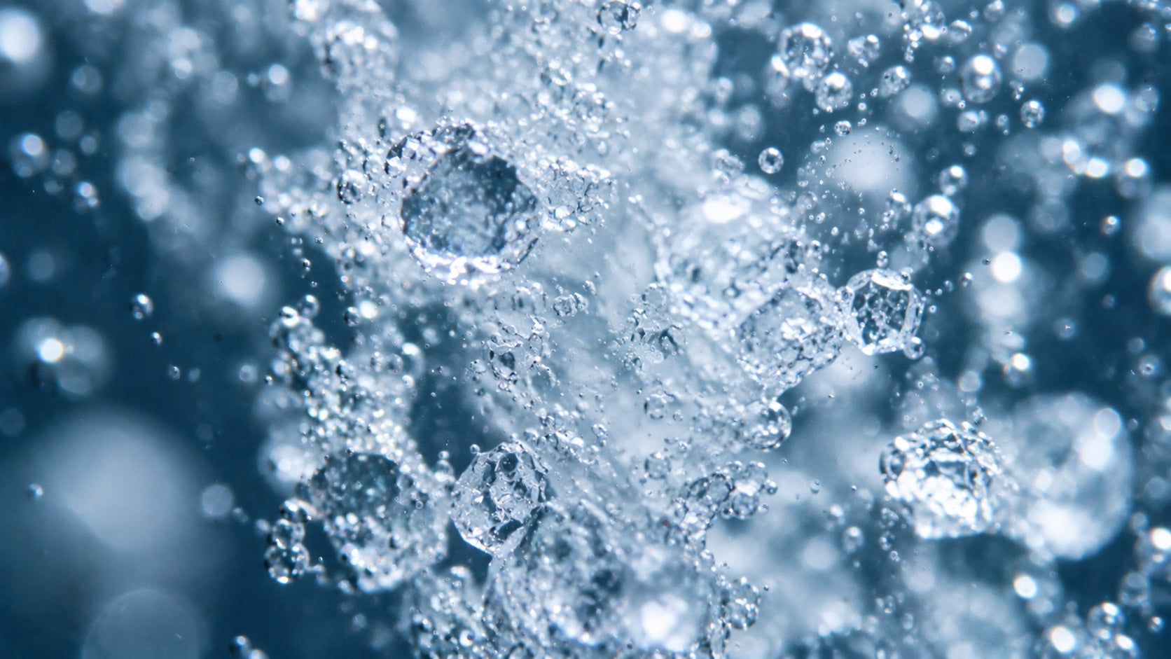 Makroaufnahme von Formula 1000 Pulver, das sich in Wasser löst