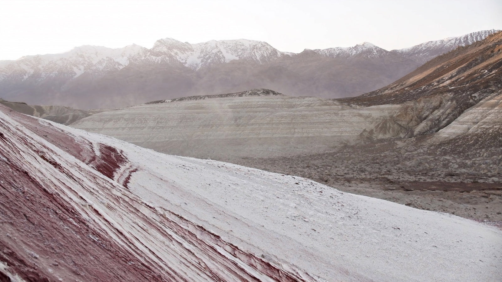 Mineralische Landschaft als Symbol für ausgewählte Himalaya-Mineralsalze